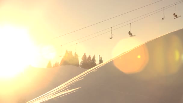 スキーヤーは、フレーム間でリフトに乗る — ストック動画