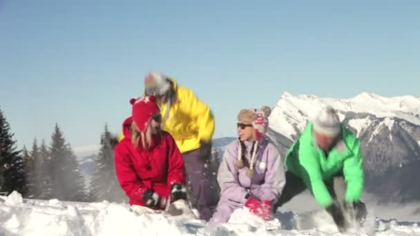 Familie spelen in de sneeuw — Stockvideo