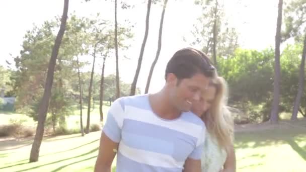 Romantikus pár tartja kezében, ahogy séta ösvény. — Stock videók