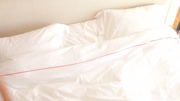 Vezető férj és feleség keretbe ugrani és leszállni ágy — Stock videók