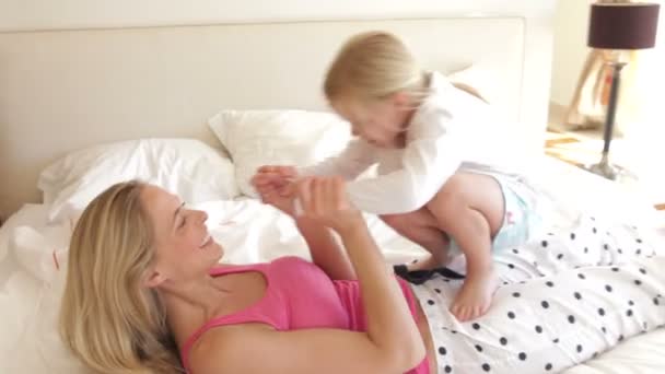 Дочь лежит на груди матери — стоковое видео