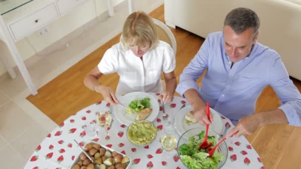 Senior koppel zittend rond eettafel — Stockvideo