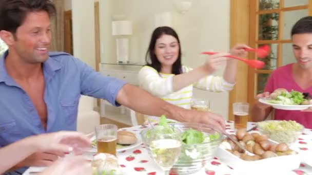 Parejas sentadas alrededor de la mesa de comedor — Vídeo de stock