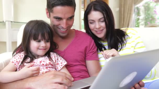 Familia relajándose en el sofá juntos mirando a la pantalla — Vídeos de Stock