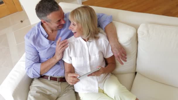 Szczęśliwa para relaksujący na kanapie — Wideo stockowe