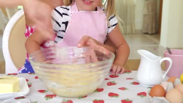 Mãe mistura ingredientes na tigela — Vídeo de Stock