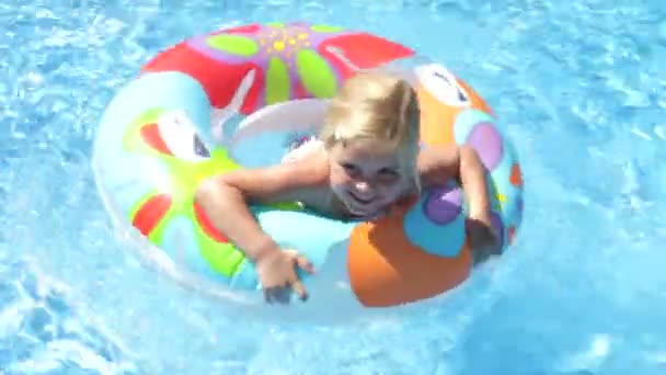 膨脹可能なゴム製のリングのパドルの女の子 — ストック動画