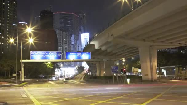 Velocidades de trânsito em juction como noite capturando trilhas de luz como ele passa semáforos . — Vídeo de Stock