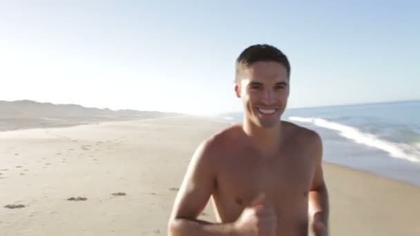 Homem correndo na praia . — Vídeo de Stock