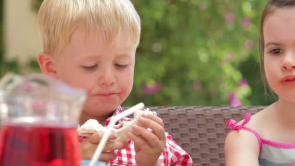 Junge und Mädchen essen Essen auf Geburtstagsparty — Stockvideo