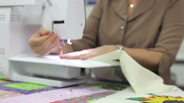 Mujer operando máquina de coser eléctrica . — Vídeos de Stock