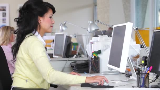 Affärskvinna arbetar på skrivbord och studera pappersarbete. — Stockvideo