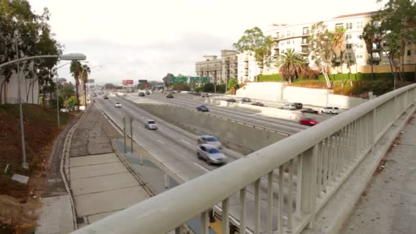 Time lapse view of speeding traffic taken from bridge over freeway. — Stockvideo