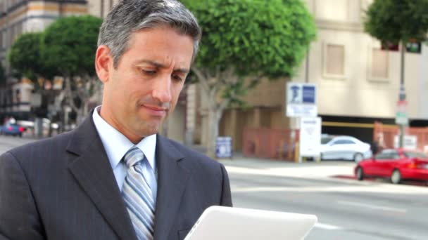 Homme d'affaires debout dans la rue à l'aide d'une tablette numérique . — Video