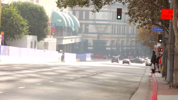 Speeding traffic passing though intersection on city road. — Stock Video