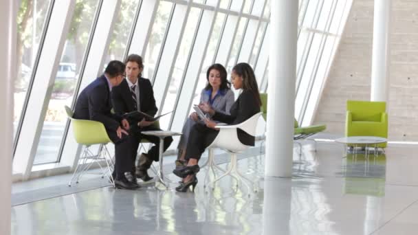 Empresários sentam e têm reunião informal discutindo relatório e usando tablet digital juntos . — Vídeo de Stock