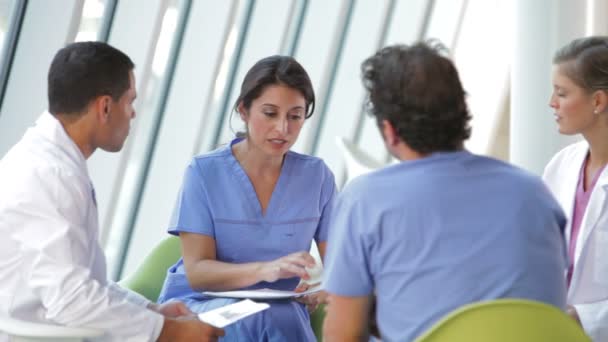 Groupe de médecins et d'infirmières ayant une conversation autour de la table . — Video