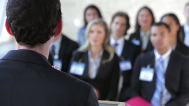 Empresario dirigiendo conferencia a delegada femenina levantando la mano para hacer una pregunta . — Vídeos de Stock