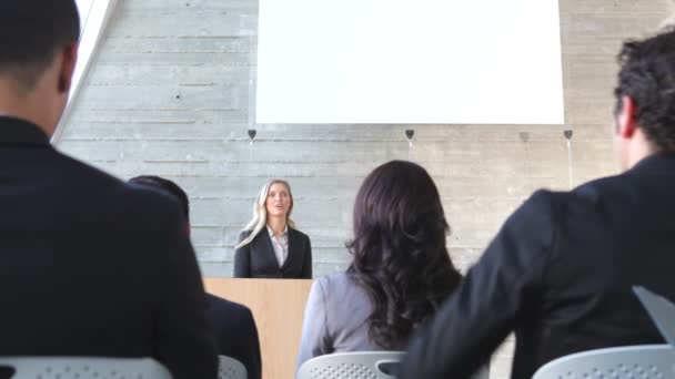 Business konferensen mot kvinnliga talare som manliga delegat höja hand fråga. — Stockvideo