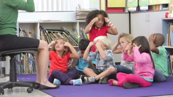 Groupe d'élèves du primaire en classe Répondre à la question — Video