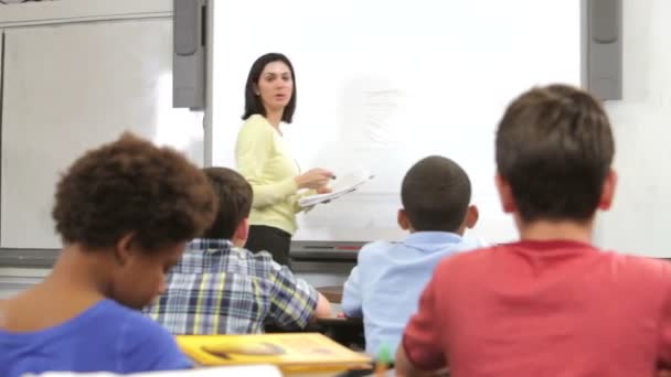 Estudiantes levantan las manos para responder — Vídeos de Stock