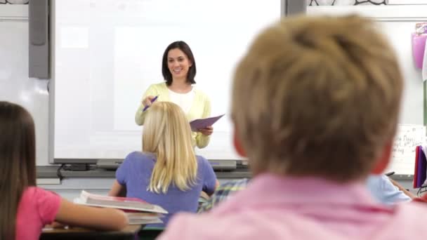 Profesor hace una pregunta — Vídeos de Stock