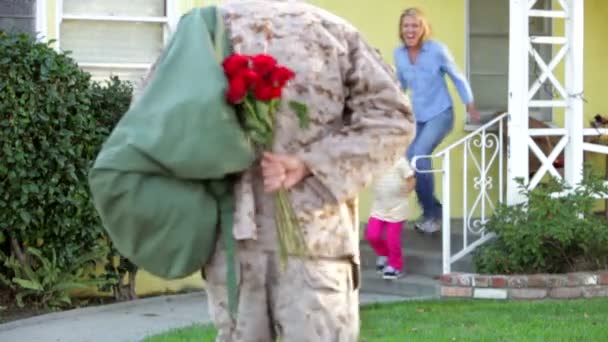 Familie vriendelijke man huis op leger verlaten — Stockvideo