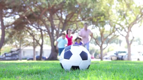 Familia jugando fútbol — Vídeos de Stock