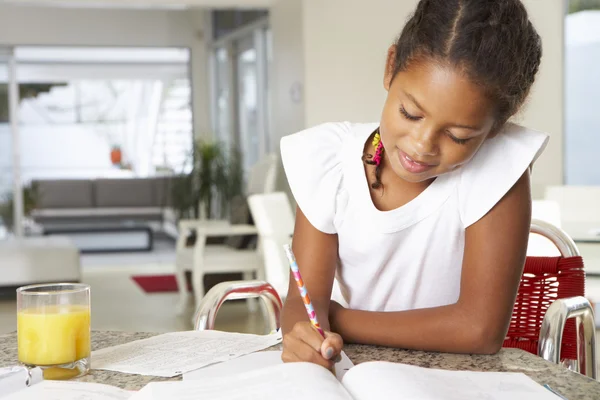 Fille faisant des devoirs dans la cuisine — Photo