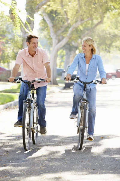 Couple à vélo sur la rue de banlieue — Photo