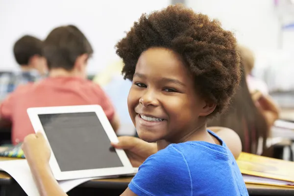 Aluno em classe usando tablet digital — Fotografia de Stock