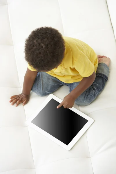 Vista aérea del niño en el sofá jugando con la tableta digital — Foto de Stock