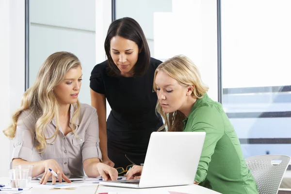 Groep vrouwen bijeen in office — Stockfoto