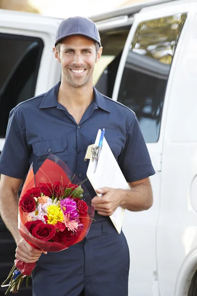 Portrait de conducteur de livraison avec des fleurs — Photo