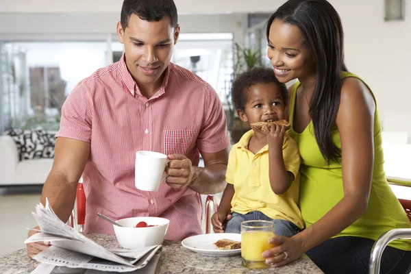 Familie frühstückt gemeinsam in Küche — Stockfoto