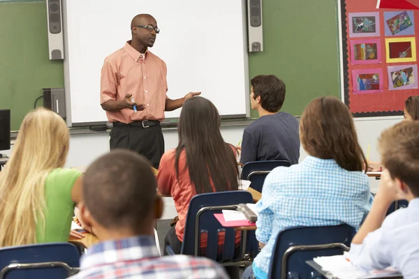 Teacher Using Interactive Whiteboard During Lesson — Stock Photo, Image