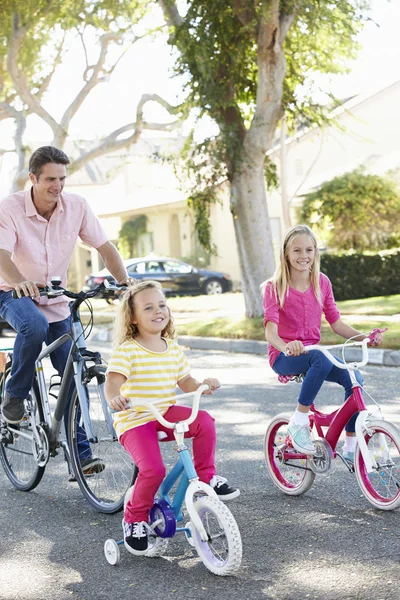 Familie fietsen op suburban street — Stockfoto