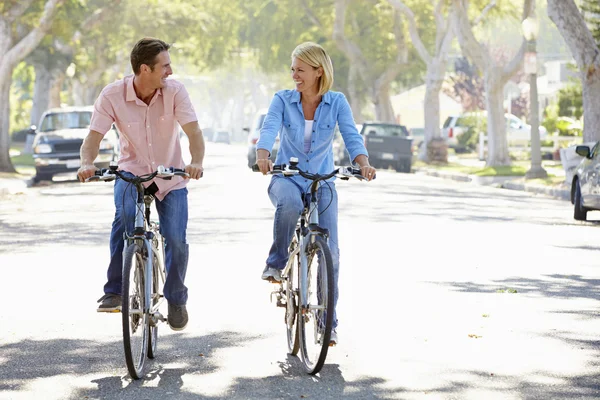 Ciclismo de pareja en la calle Suburban — Foto de Stock