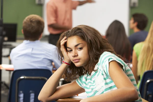 Gelangweilte Schülerin im Teenager-Alter im Klassenzimmer — Stockfoto