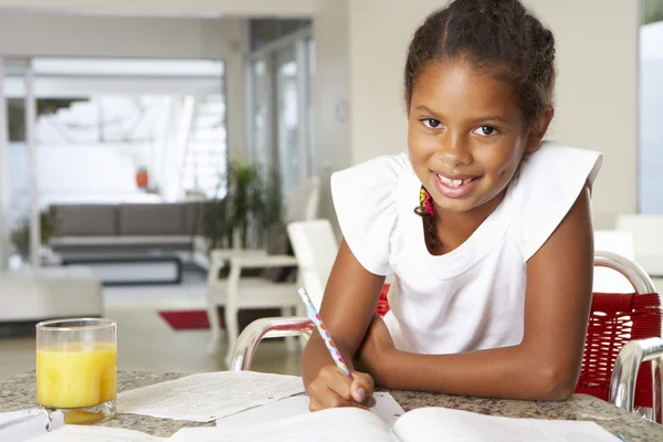 Meisje huiswerk in keuken — Stockfoto