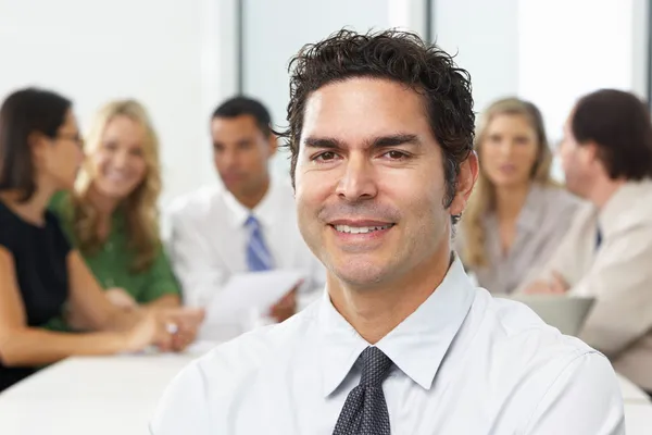 Portret van zakenman zitten aan tafel directiekamer — Stockfoto