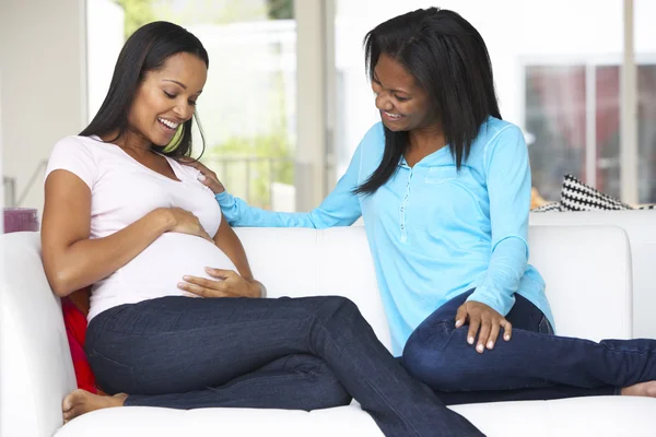 Femme visitant un ami enceinte à la maison — Photo