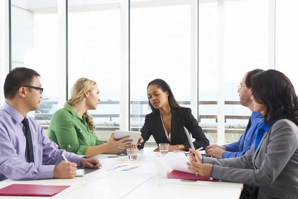 Affärskvinna genomför möte i styrelserummet — Stockfoto