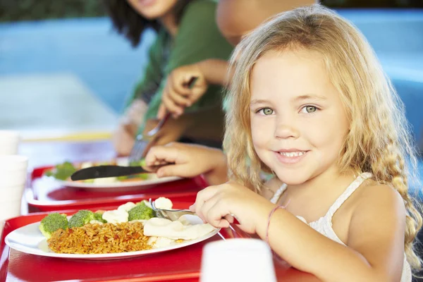 Grundschüler genießen gesundes Mittagessen in Mensa — Stockfoto