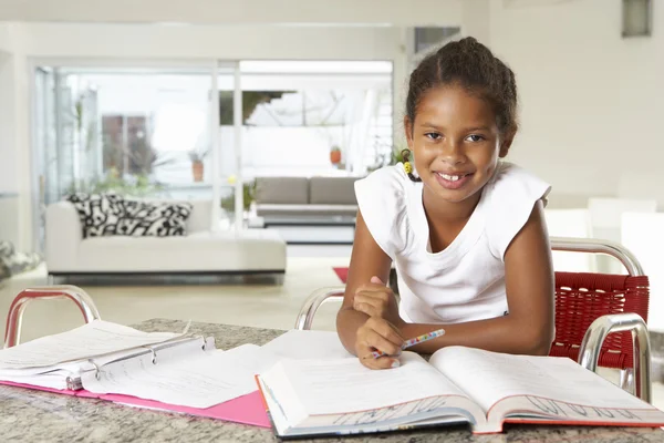 Flicka göra läxor i köket — Stockfoto