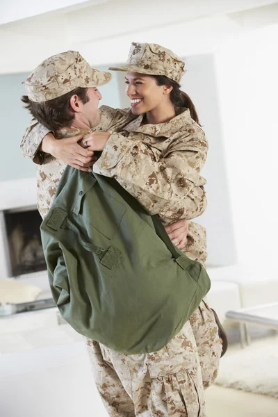 Casal militar cumprimentando uns aos outros em casa licença — Fotografia de Stock