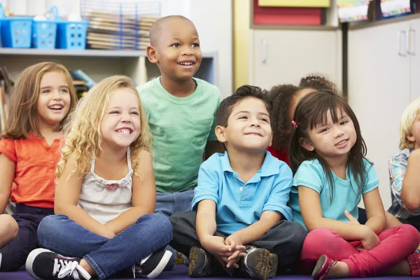 Groep van elementaire leerlingen in klas — Stockfoto