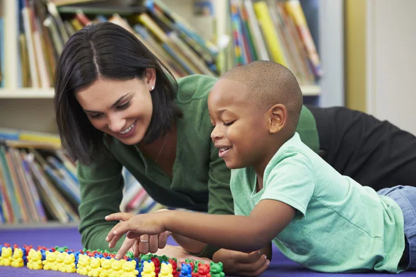 Elementary Pupil Counting With Teacher In Classroom — Stock Photo, Image