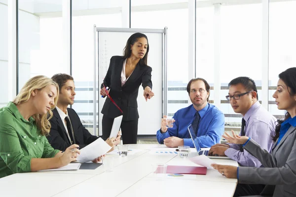 Affärskvinna genomför möte i styrelserummet — Stockfoto