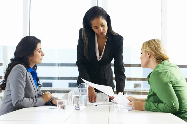 Grupp kvinnor som träffas i office — Stockfoto